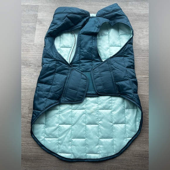 Kurgo Quilted Reversible Dog Jacket with Neon Zipper - Picture 5 of 7